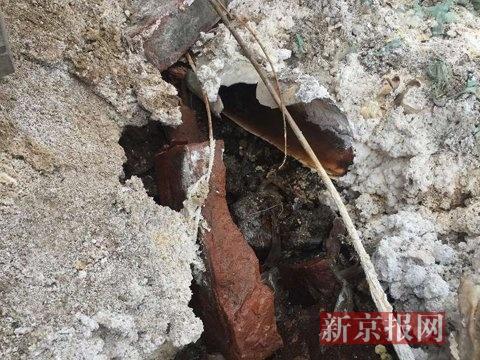 探访河北廊坊污水渗坑:白色黑色绿色污水相互拼接